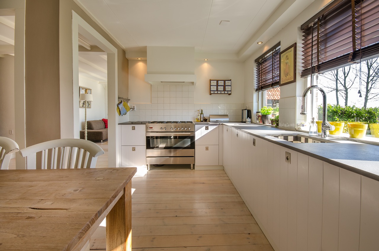Urządzanie kuchni – najciekawsze propozycje – białe kuchnie na wymiar. Biała kuchnia drewniana podłoga